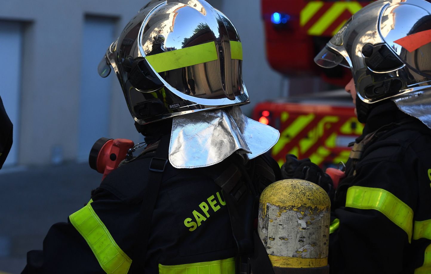 Un mort dans un incendie majeur qui mobilise une cinquantaine de pompiers